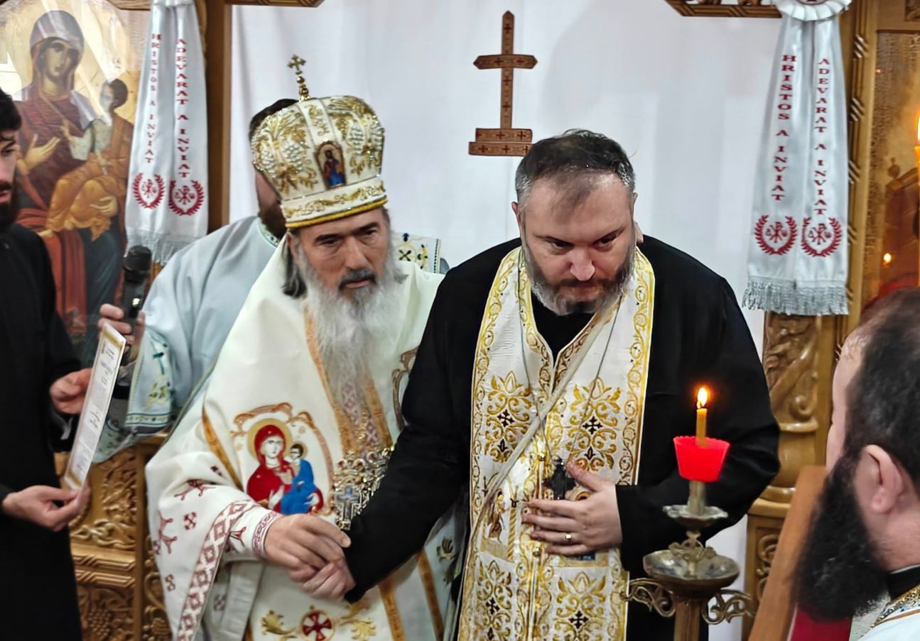 FOTO Profesorul Marian Bostan de la Seminarul Teologic Sfântul Cuvios Dionisie Exiguul din Constanța, hirotesit iconom-stavrofor