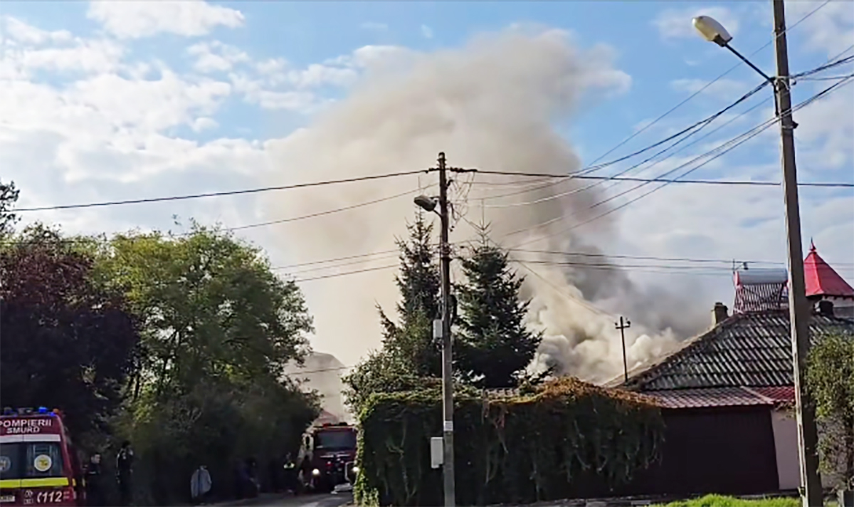 UPDATE VIDEO: Un bărbat de 82 de ani, transportat la spital. ARDE o locuință din Eforie Nord: Pompierii intervin cu autoplatforma și mai multe autospeciale de stingere