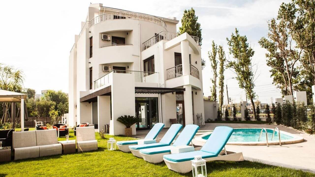 Hotel boutique la intrare în Mamaia, zona Pescărie, de vânzare pentru 1,7 milioane euro.