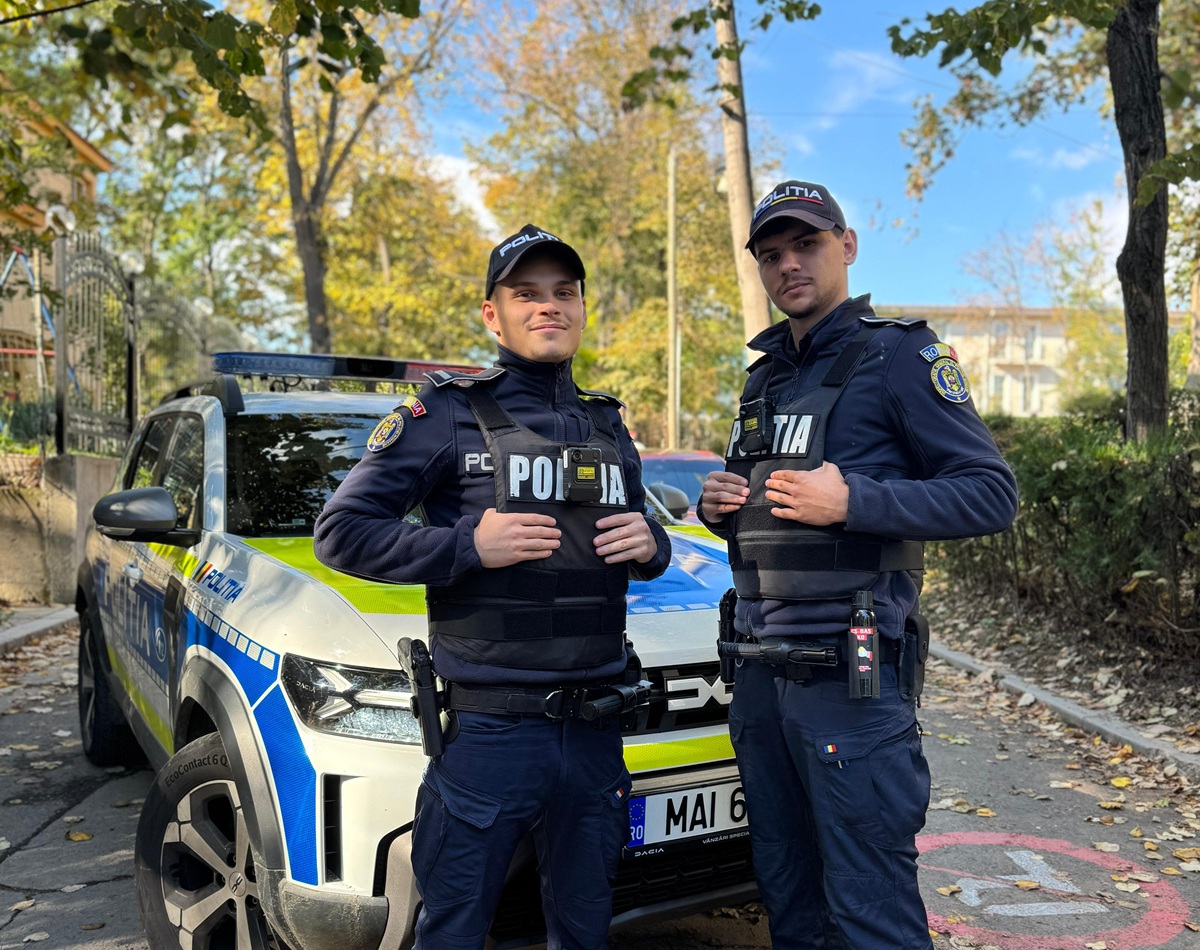 Leonard și Ionuț, doi polițiști din Eforie, eroi într-o intervenție contra cronometru: au salvat un bătrân imobilizat dintr-o casă în flăcări