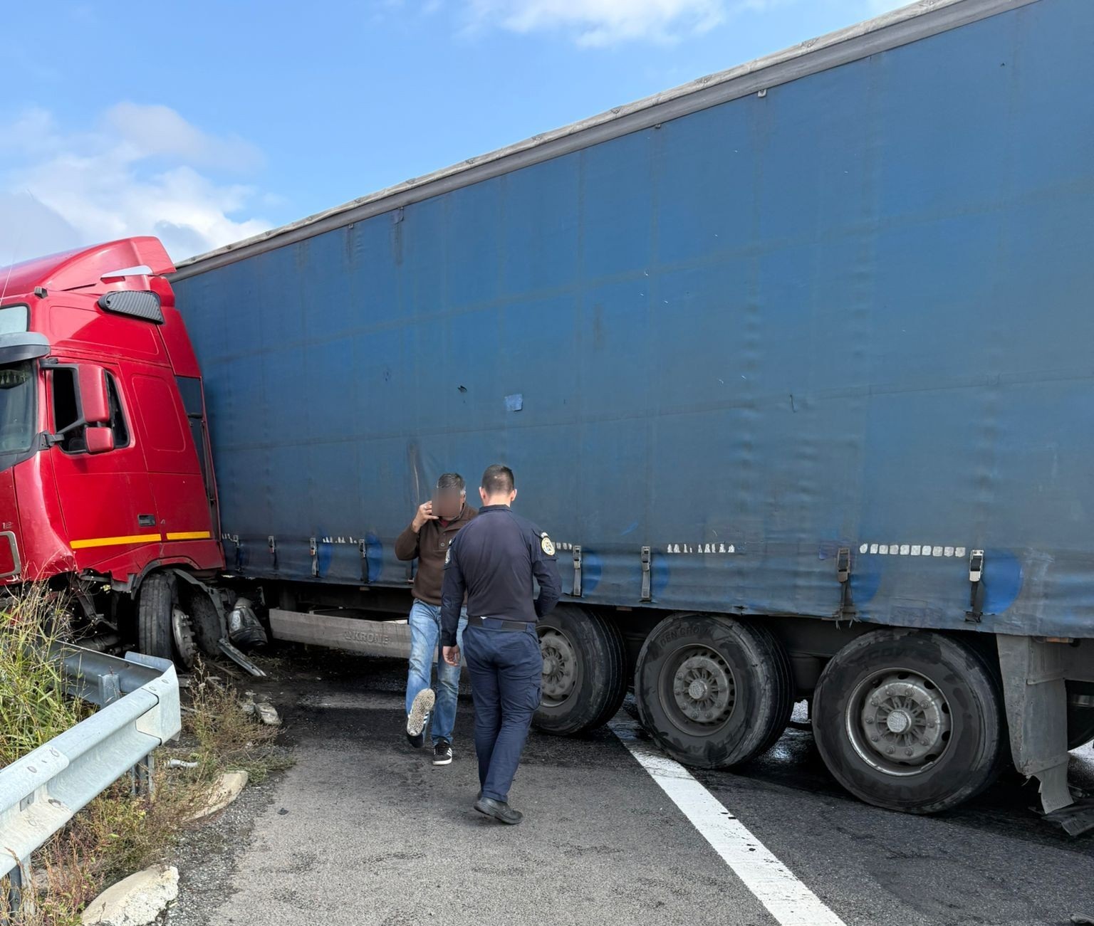 FOTO VIDEO UPDATE: TIR-ul a fost îndepărtat de pe șosea. La locul potrivit: jandarmii constănțeni au fost primii care au intervenit la accidentul de pe Autostrada A2