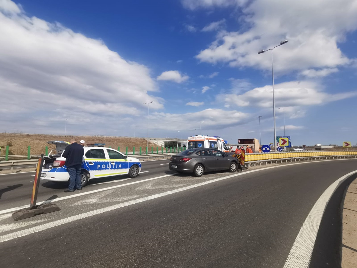 FOTO Accident pe Autostrada A4! O mașină a intrat în parapet