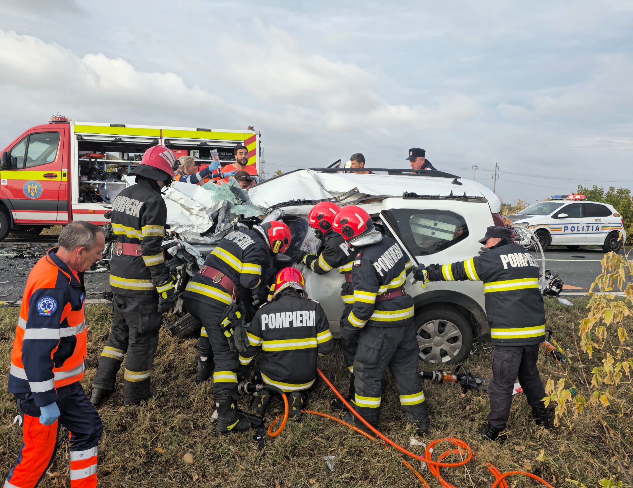 FOTO Accident rutier grav: trei persoane au scăpat prin minune după ce două autoturisme s-au ciocnit. A intervenit elicopterul SMURD