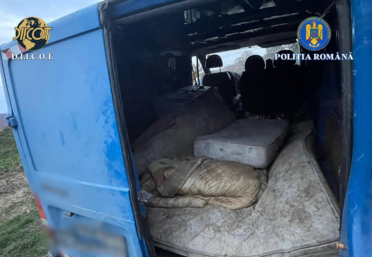 FOTO SCLAVI explotați de doi bărbați, salvați de polițiști: Dormeau într-o mașină, erau trimiși la cerșit și puși la muncă fără zile libere