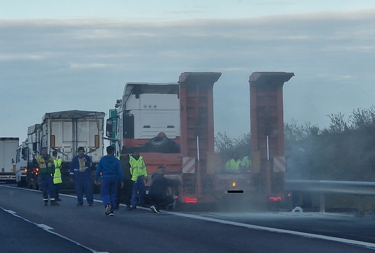ALERTĂ pe Autostrada A2, aproape de Valu lui Traian! Anvelopele unui autotren au luat foc în mers
