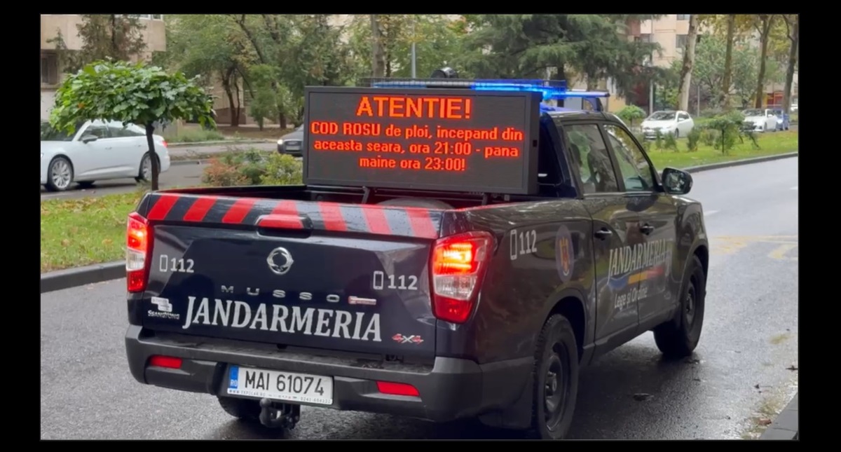 VIDEO Autospecialele Jandarmeriei au ieșit pe străzile din Constanța cu mesaje de avertizare în contextul Codului roșu