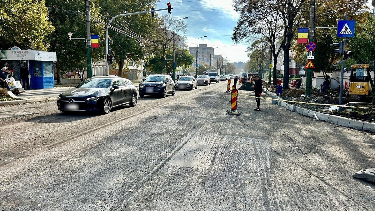 FOTO Continuă reabilitarea carosabilului pe bulevardul Tomis, tronsonul cuprins între bulevardul Alexandru Lăpușneanu și strada Soveja. Mâine traficul rutier va fi restricționat total!