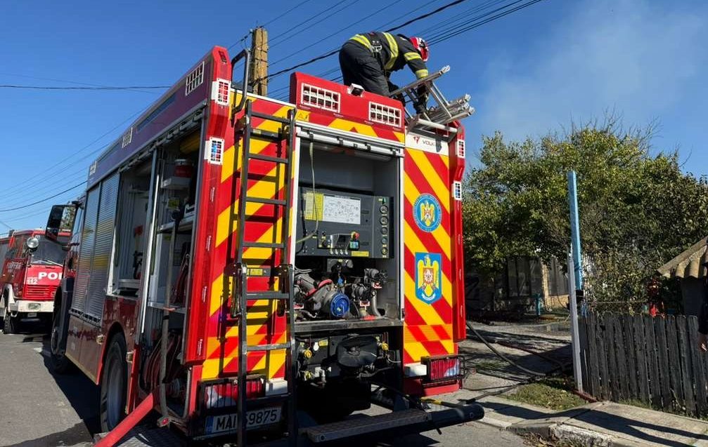UPDATE: Un bărbat a ajuns la spital cu arsuri grave ALERTĂ la Tuzla: A luat FOC o casă de pe strada Viilor