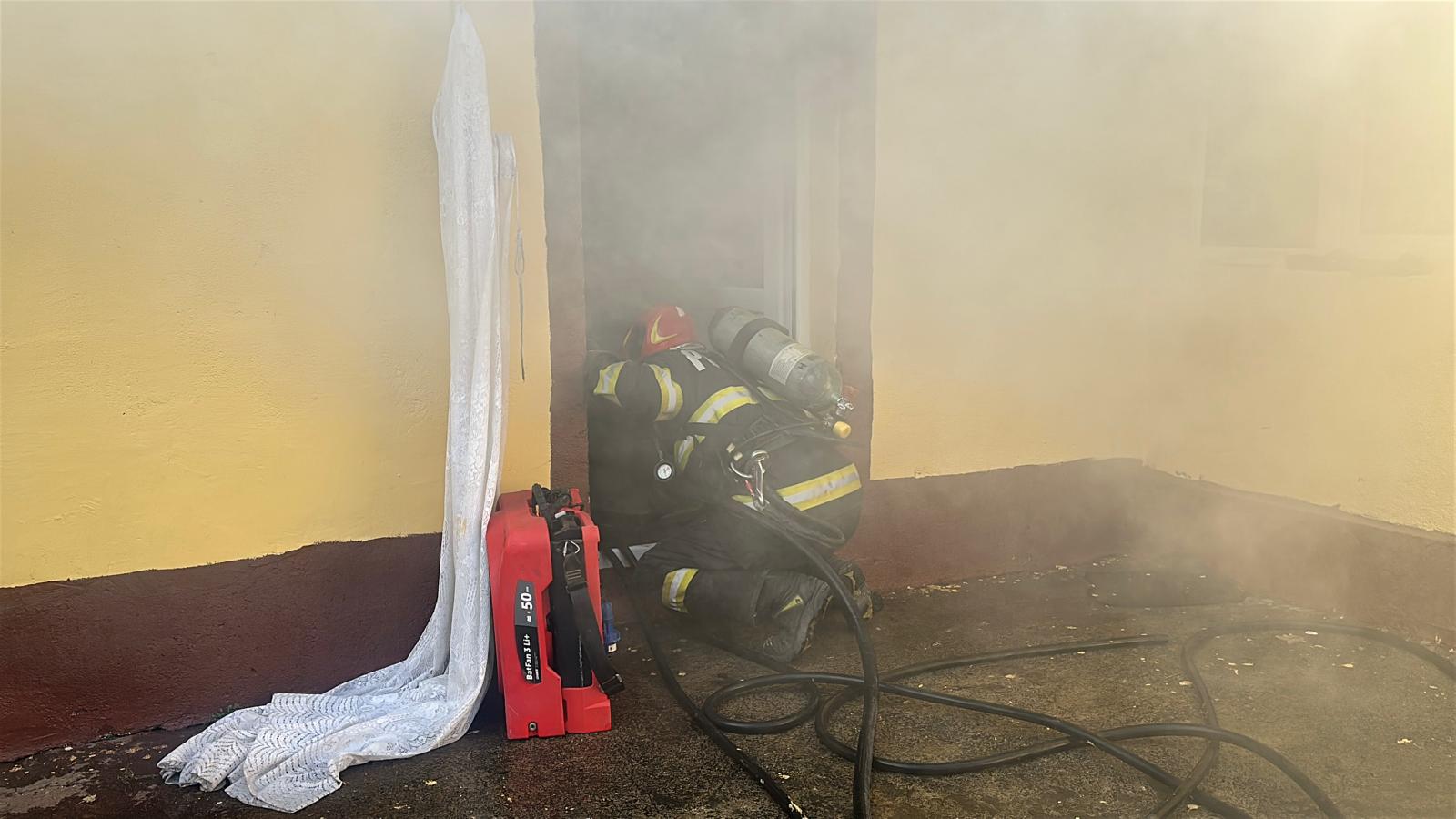 Apel la 112 pentru o casă din Cobadin, INUNDATĂ cu fum! A fost trimis echipajul SMURD