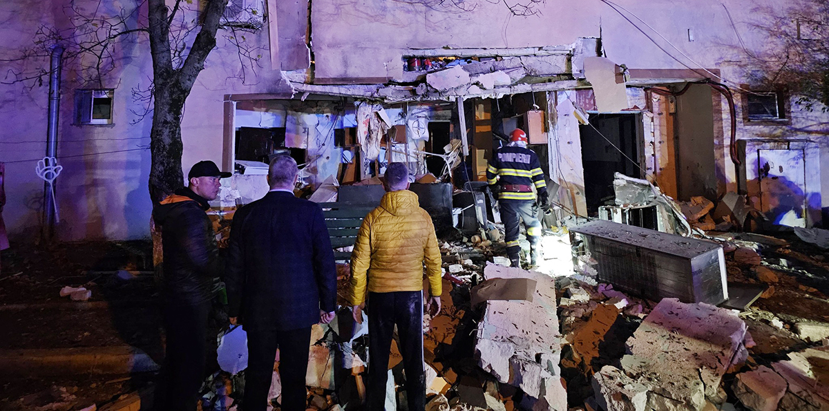 UPDATE VIDEO O butelie a EXPLODAT într-un apartament: tavanul s-a prăbușit, iar o persoană se zbate între viață și moarte