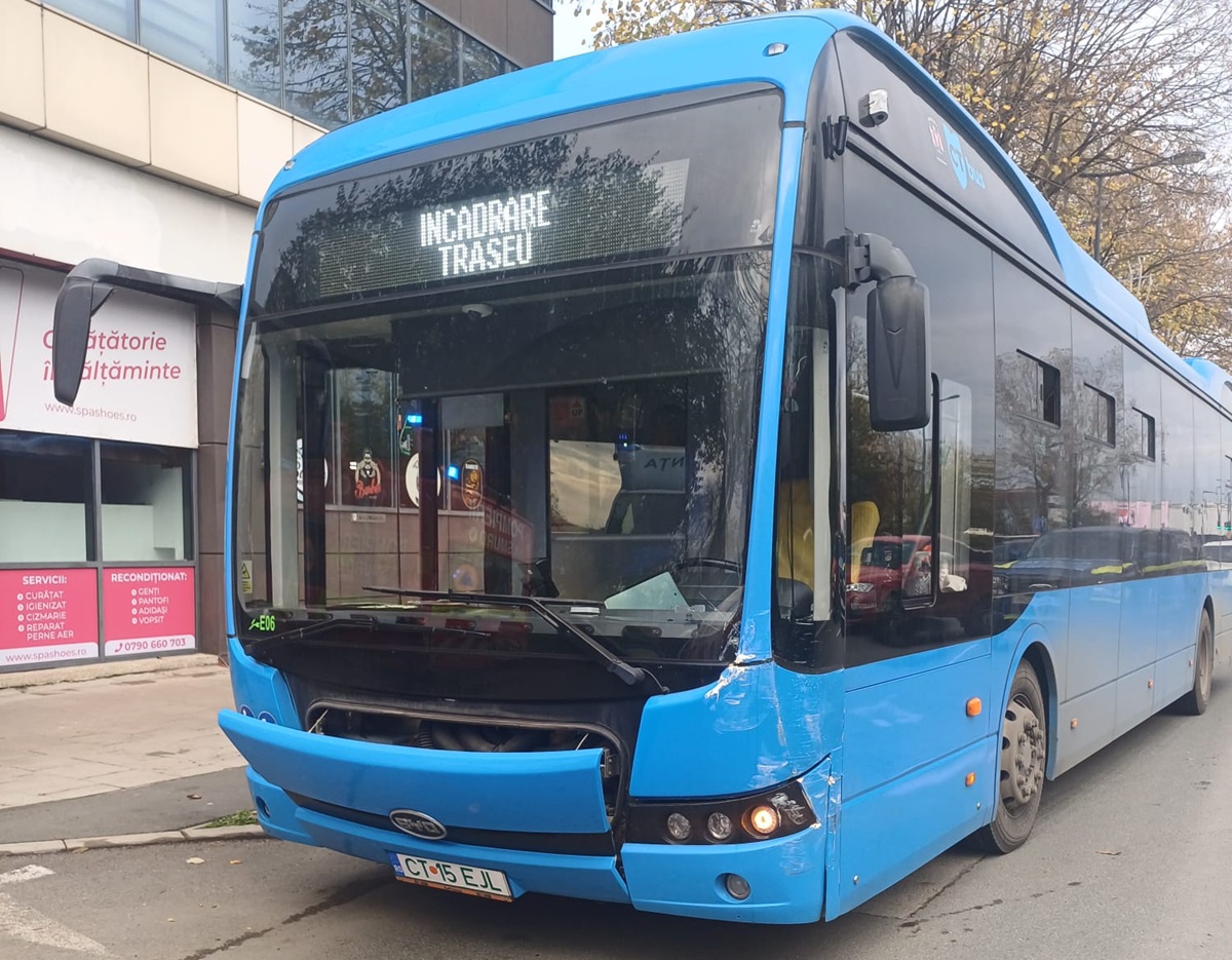 Accident în Tomis 3! Un autoturism a intrat într-un autobuz. Sunt două victime