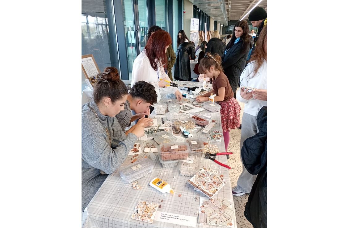Atelier demonstrativ de mozaic, la redeschiderea Edificiului Roman cu Mozaic din Constanța
