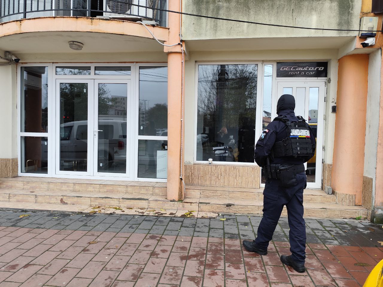 VIDEO Operațiunea Calul Troian, în Constanța: Mascații au intrat peste o presupusă grupare care exploata sexual minore! Narcotice, spălare de bani, șantaj și camătă, printre capetele de acuzare