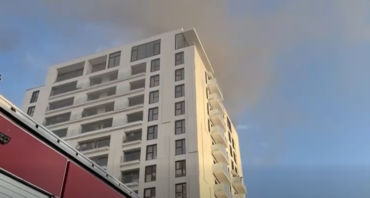 VIDEO Incendiu în București! Peste 150 de persoane au fost evacuate. Sunt mai mulți răniți. Ce spune Ministerul Sănătății