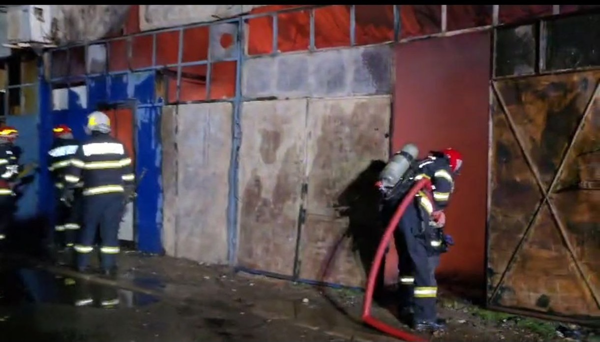 Incendiu-noaptea-pompieri-garaje