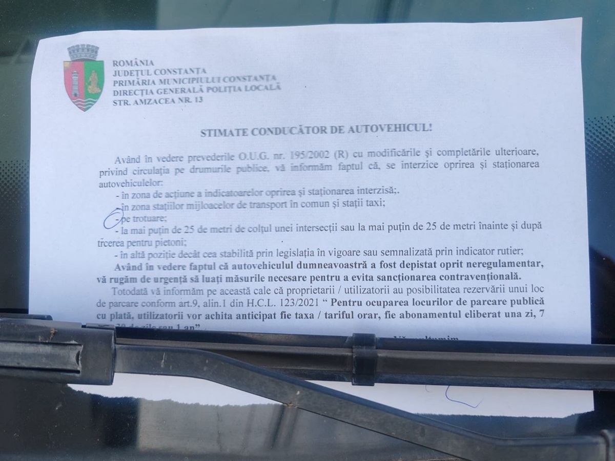 Ce au găsit în parbrize șoferii care și-au parcat mașinile pe trotuarul de pe strada Primăverii din Constanța