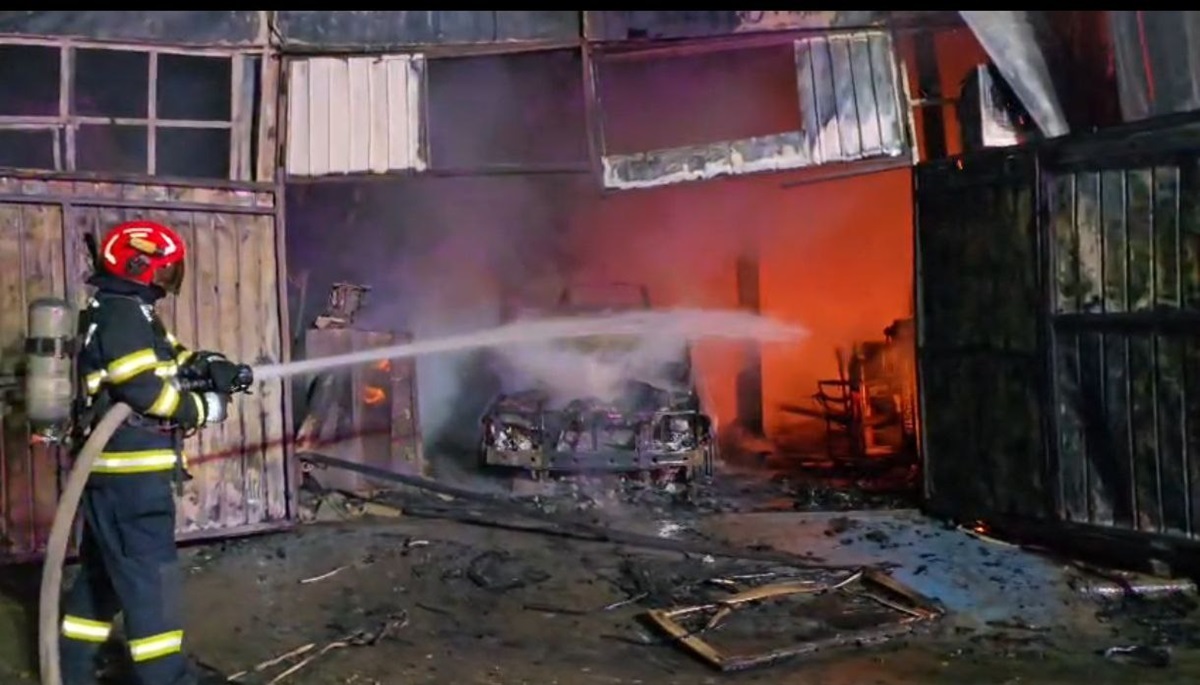 VIDEO Incendiu de proporții la fabrica Muncă și Artă din Constanța! Intervin forțe impresionante. Ard opt garaje, spații depozitare și două mașini