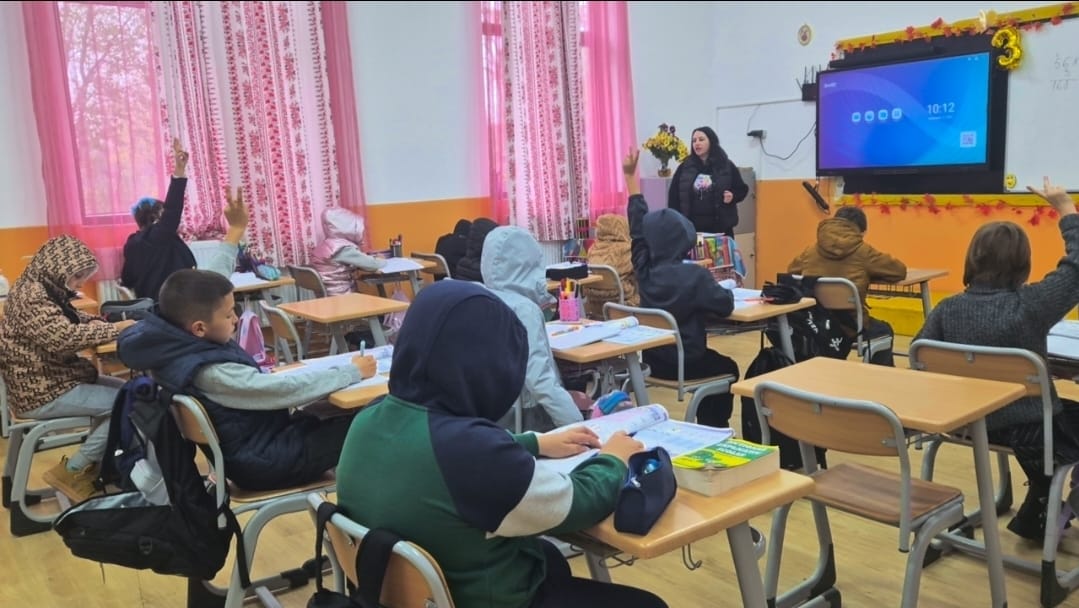 Cazul copiilor din Rasova, care învață cu gecile pe ei, a ajuns la Ministerul Educației! Ce spune secretarul de stat Sorin Ion