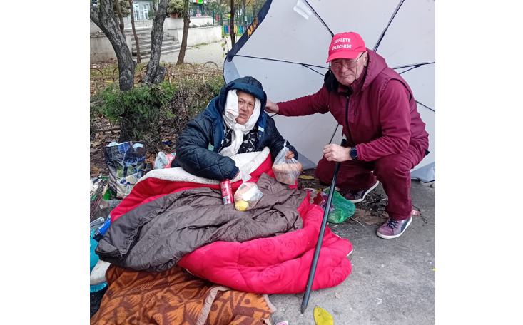 Constanța: Povestea cutremurătoare a Auricăi, femeia care trăiește sub o umbrelă ruptă. Asociația Suflete Deschise îi este singura alinare