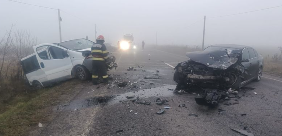 Două autoturisme s-au ciocnit pe unde drum național. În impact a fost implicat și un microbuz de transport persoane