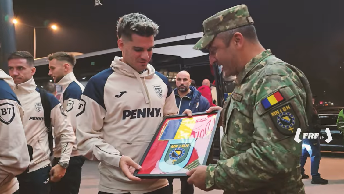 Militarii români din EUFOR ALTHEA, mesaj de încurajare pentru tricolori înaintea meciului cu Bosnia. Ianis Hagi a primit Drapelul României