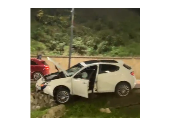 Cascadorie în toiul nopții, pe strada Termele Romane: Un șofer a intrat cu mașina în vestigiile de la Poarta 1
