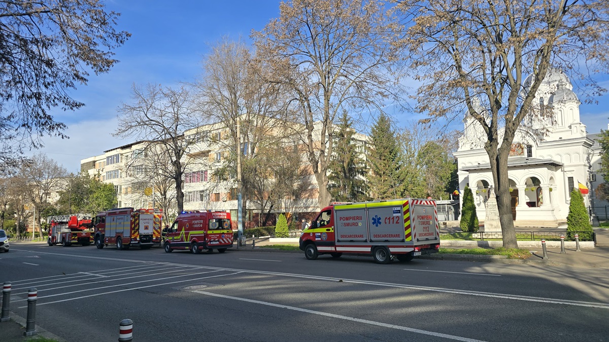 Alertă pe bulevardul Tomis din Constanța! Pompierii intervin cu autoscara și cu descarcerarea