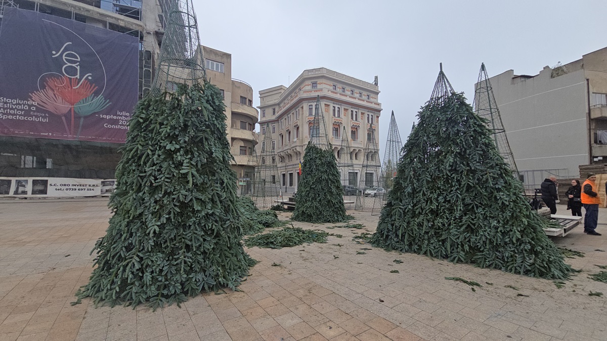 FOTO VIDEO Au început pregătirile pentru Târgul de Crăciun din Constanța: În Piața Ovidiu se montează primii brazi