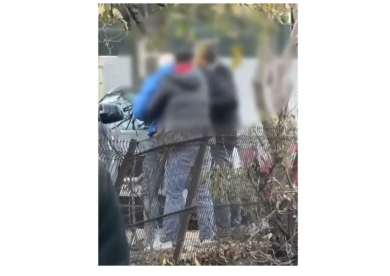 VIDEO Tentativă de furt și agresiune: un tânăr a încercat să fure scuterul unui livrator