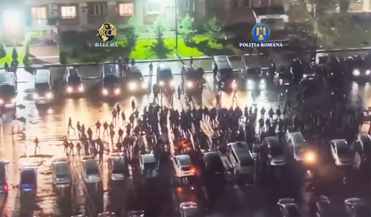 FOTO VIDEO Percheziții MASIVE la Constanța: Drugă, Vira, Blonduțu și Nas, reținuți. Au fost confiscate zeci de arme albe, droguri, sute de mii de euro și mașini de lux