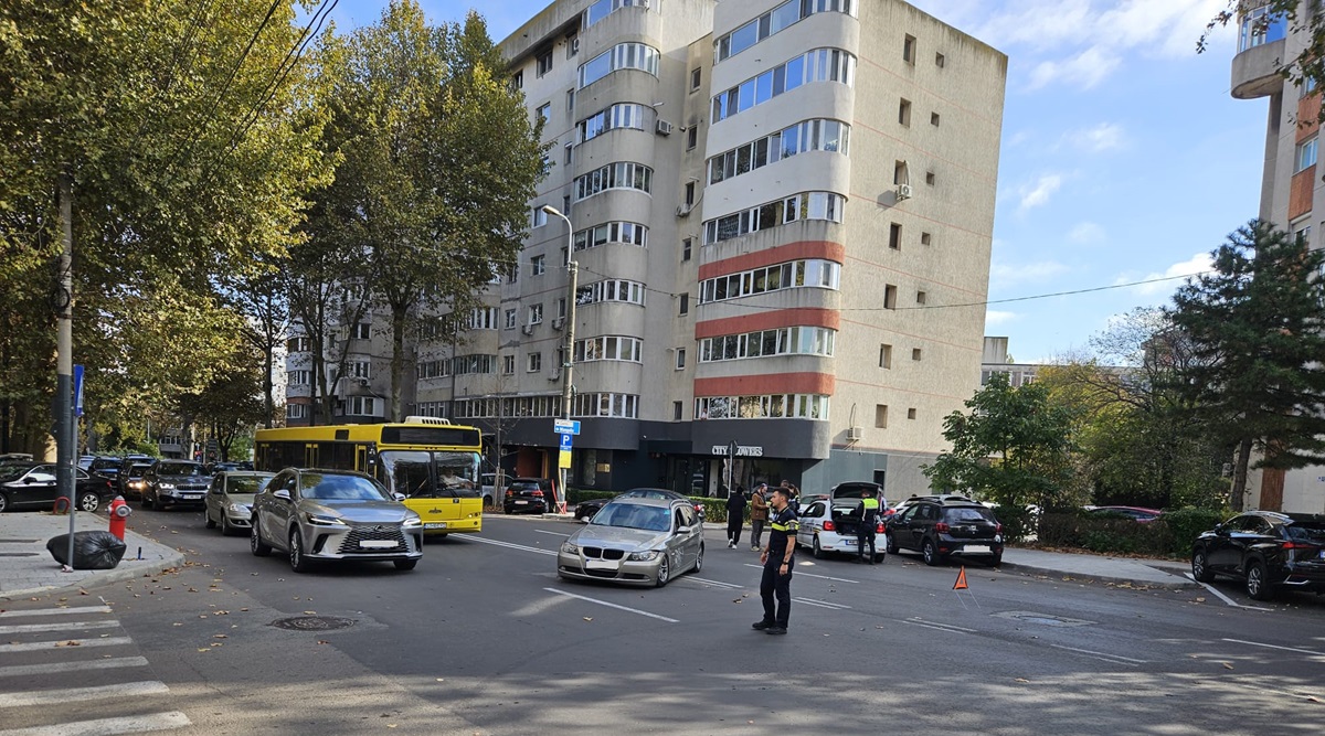 FOTO VIDEO BMW implicat în accident, lângă Policlinica 2