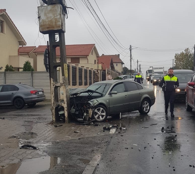 FOTO Două persoane au fost rănite după ce au intrat cu automobilul într-un stâlp în Lumina