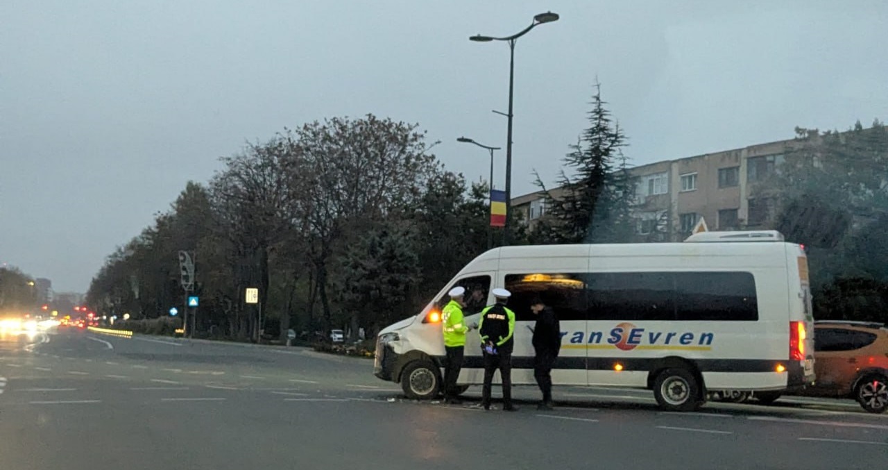 FOTO Accident cu un microbuz în zona Dacia!