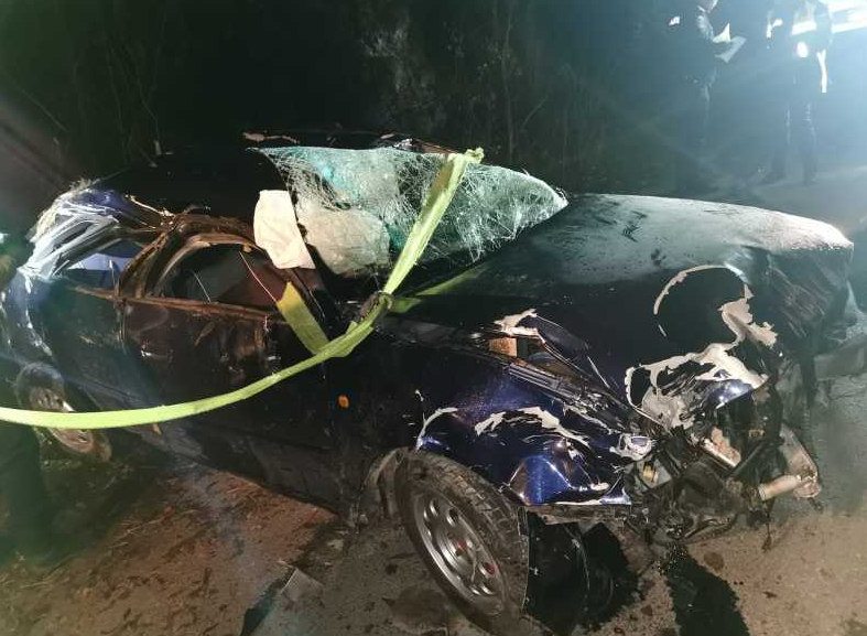 Tragedia dimineții: Un tânăr de 20 de ani a murit după ce s-a răsturnat cu mașina în albia unei văi