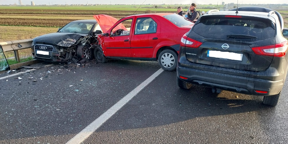 FOTO Trei autoturisme s-au ciocnit pe podul de la intarea în Cumpăna: o fetiță de 6 ani a ajuns la spital. Traficul este BLOCAT
