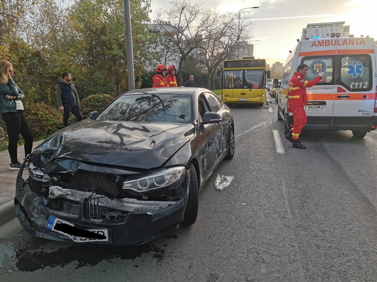 FOTO Trei vehicule au fost implicate într-un accident pe bulevardul Aurel Vlaicu din Constanța: o victimă a ajuns la spital