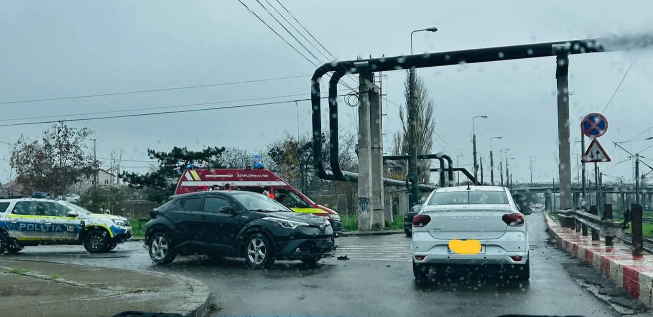 Accident aproape de podul Doraly din Constanța! Sunt implicate două mașini