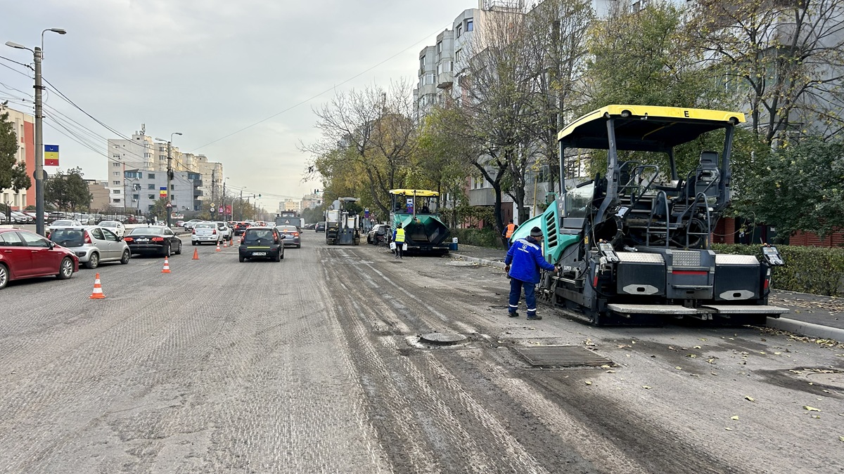 FOTO Se asfaltează carosabilul pe strada Dezrobirii din Constanța