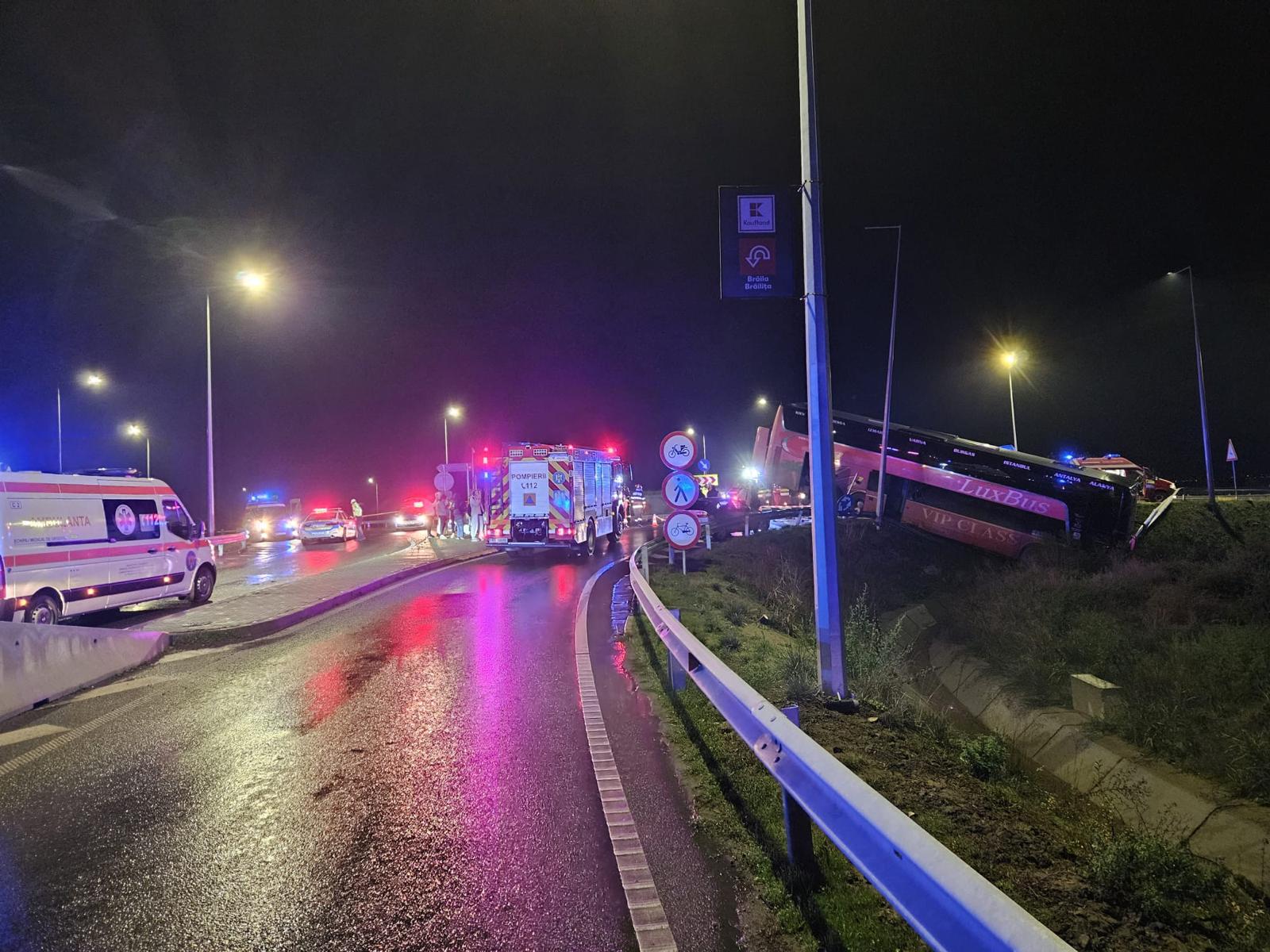 FOTO VIDEO Un autobuz s-a răsturnat pe DN 22B. A fost activat planul ROȘU