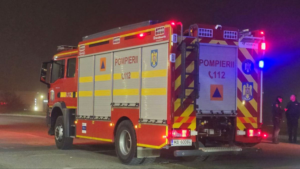 FOTO VIDEO O mașină de tip microcar a luat foc în parcarea Carrefour Tomis din Constanța