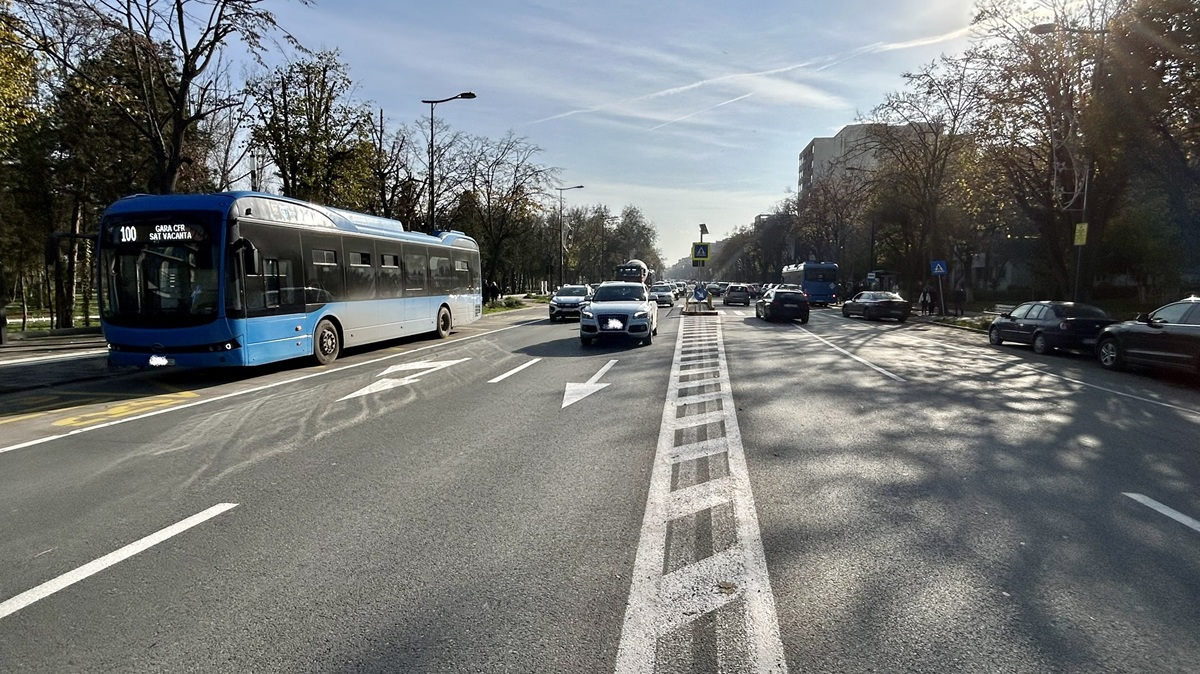 FOTO Confort Urban continuă lucrările pentru crearea benzii unice destinate transportului public pe bulevardul Alexandru Lăpușneanu