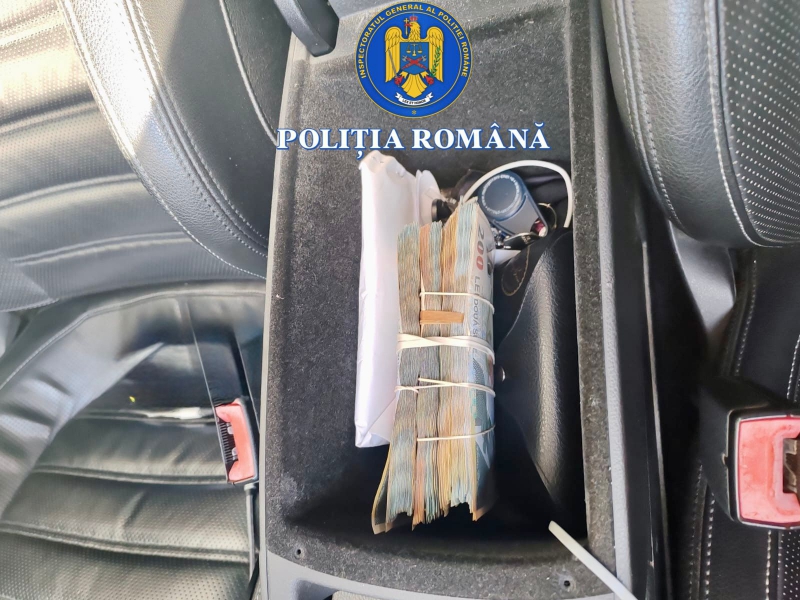 Percheziții la domiciliile unor importatori de flori din Olanda