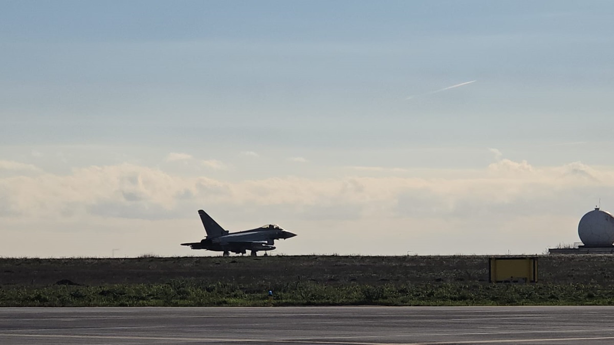 Atenție, constănțeni: Piloții de la Mihail Kogălniceanu efectuează noi zboruri la joasă altitudine și în regim supersonic, în tot județul! Ce spun Forțele Aeriene