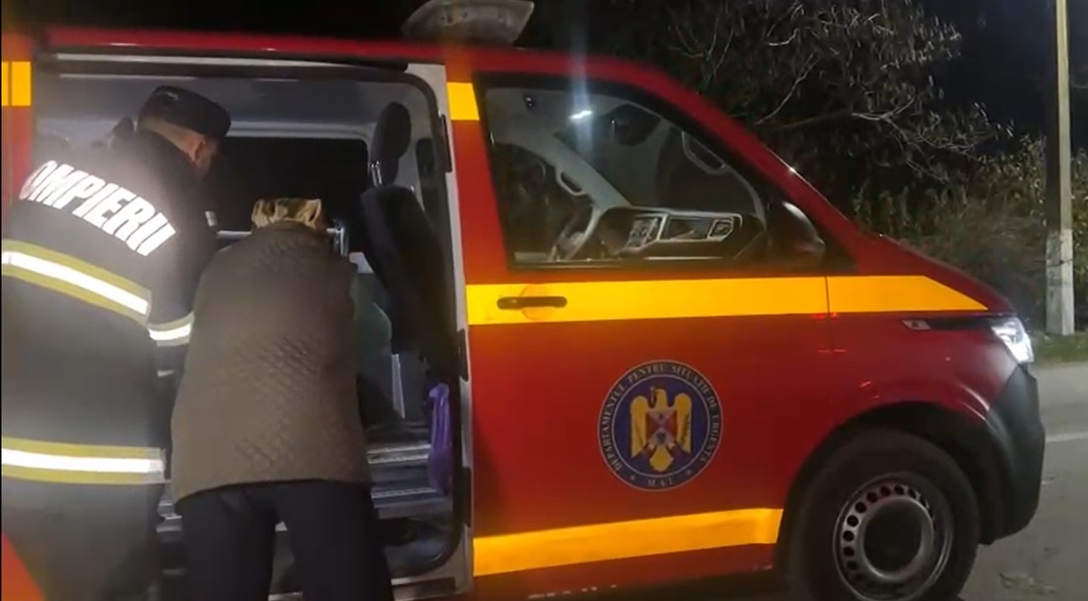 VIDEO Și locuitorii din Ceatalchioi sunt EVACUAȚI! Oameni și animale, duși cu microbuzele pompierilor și jandarmilor în Tulcea, până ce trece pericolul