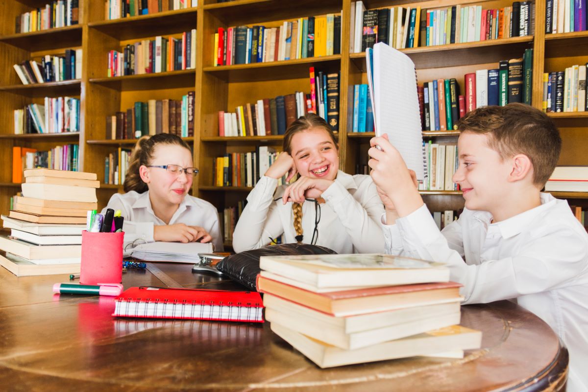 Bursele sociale ar putea fi TĂIATE în timpul vacanțelor școlare: Proiectul Ministerului Educației
