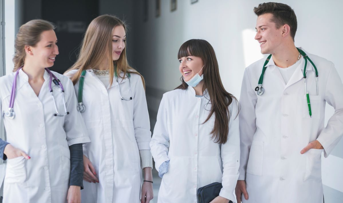 PROIECT: Medicii care studiază la stat ar putea fi OBLIGAȚI să profeseze în țară