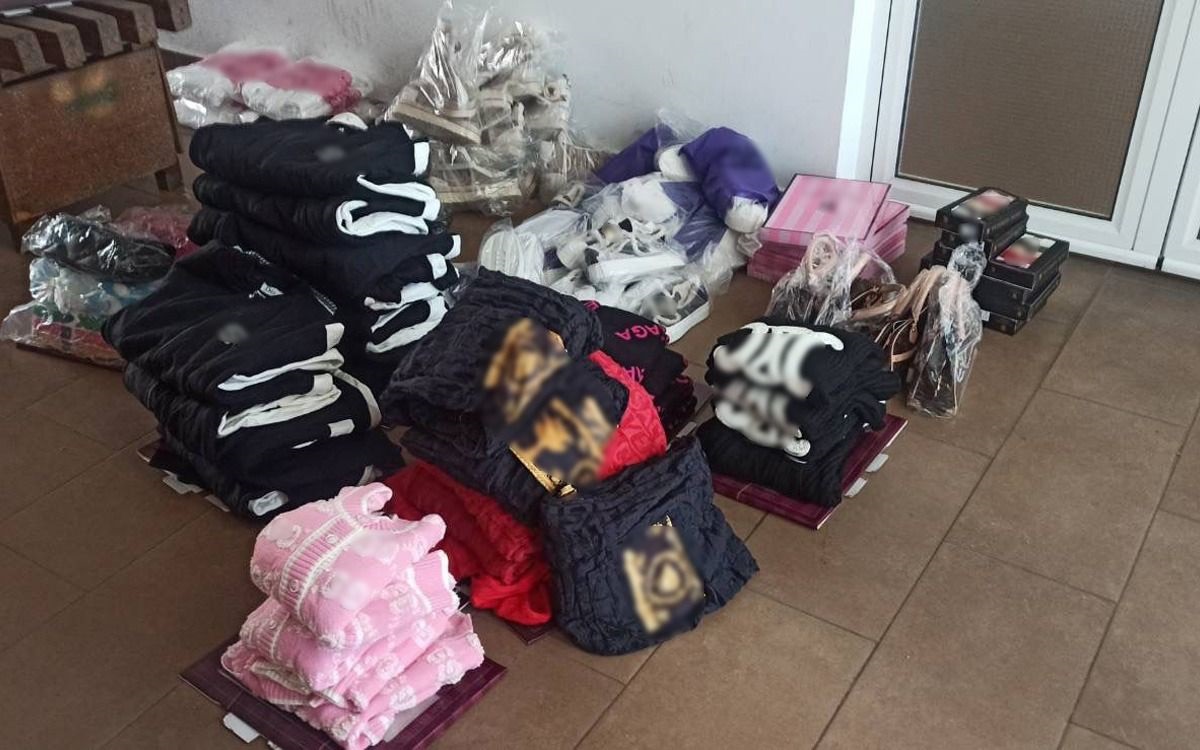 Captură la Mangalia: haine și încălțăminte de peste jumătate de milion de lei, susceptibile a fi contrafăcute, găsite într-un autoturism
