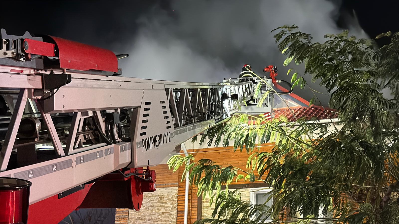 FOTO VIDEO ALERTĂ în Delta Dunării: ARDE pensiunea Casa Teo din Mahmudia. 31 de turiști de aflau în incintă