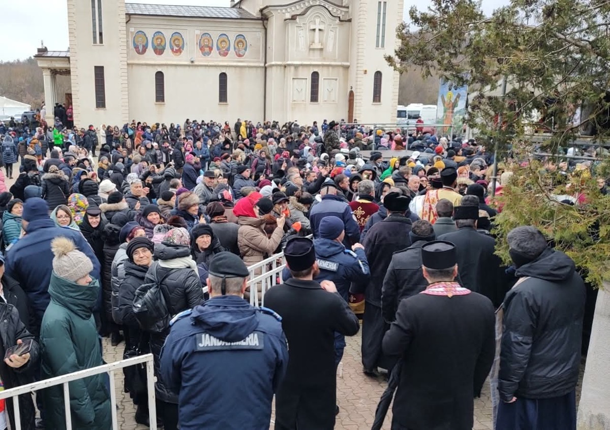 Anunț important pentru cei care merg mâine la Mănăstirea Peştera Sfântul Apostol Andrei: parcarea din apropierea bisericii nu poate fi folosită