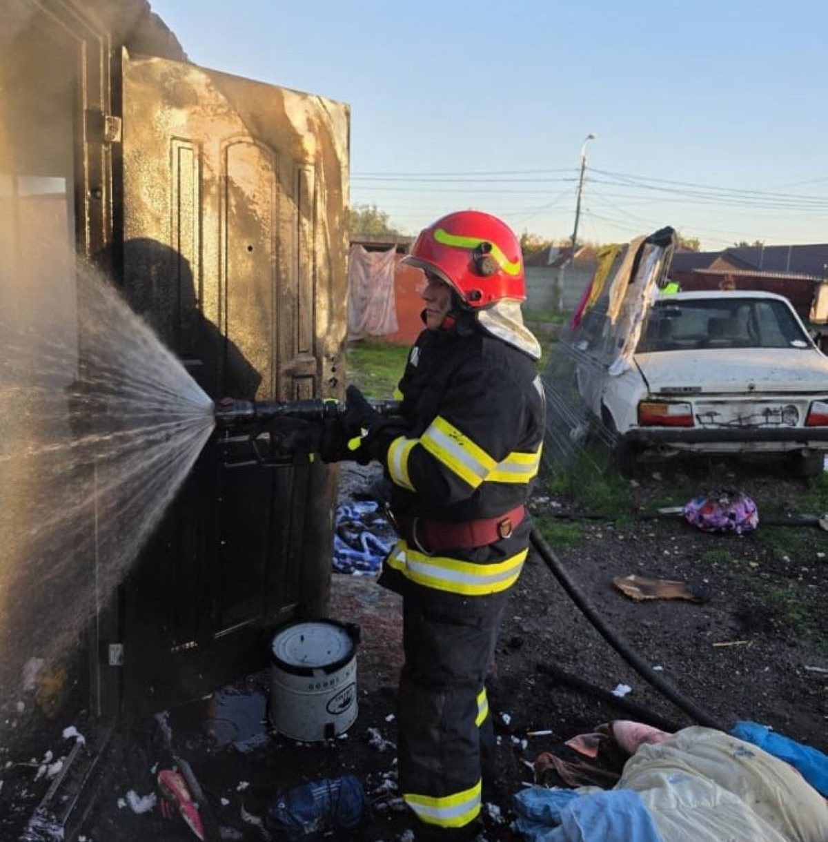 UPDATE FOTO Pompierii, în alertă: arde un garaj în zona Viile Noi din Constanța